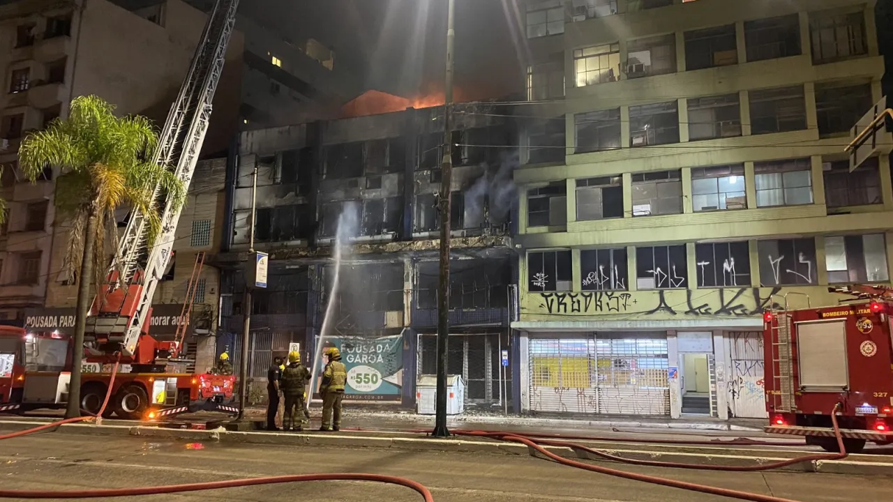 Um incêndio que atingiu uma pousada na região central de Porto Alegre matou 10 pessoas e deixou outras 11 feridas na madrugada desta sexta-feira (26).