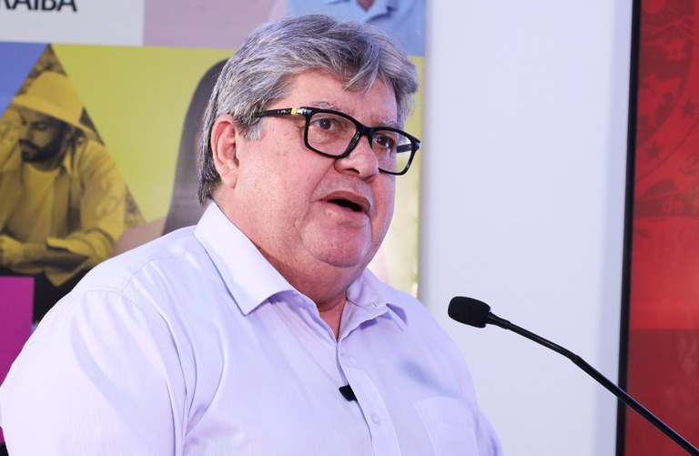 O Governador João Azevêdo anunciou, nesta quarta-feira (22), a antecipação do pagamento da primeira parcela do décimo terceiro salário para todos os servidores públicos estaduais, que será realizada no dia 10 de junho