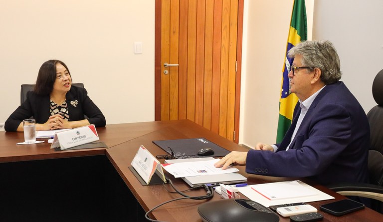 João Azevêdo recebeu, nesta terça-feira (25), a visita de cortesia da cônsul-geral da China em Recife, Lan Heping, ocasião em que apresentou as potencialidades da Paraíba e a possibilidade de ampliação de parcerias entre o país e o estado nas áreas da agricultura familiar, educação, ciência e tecnologia e infraestrutura.