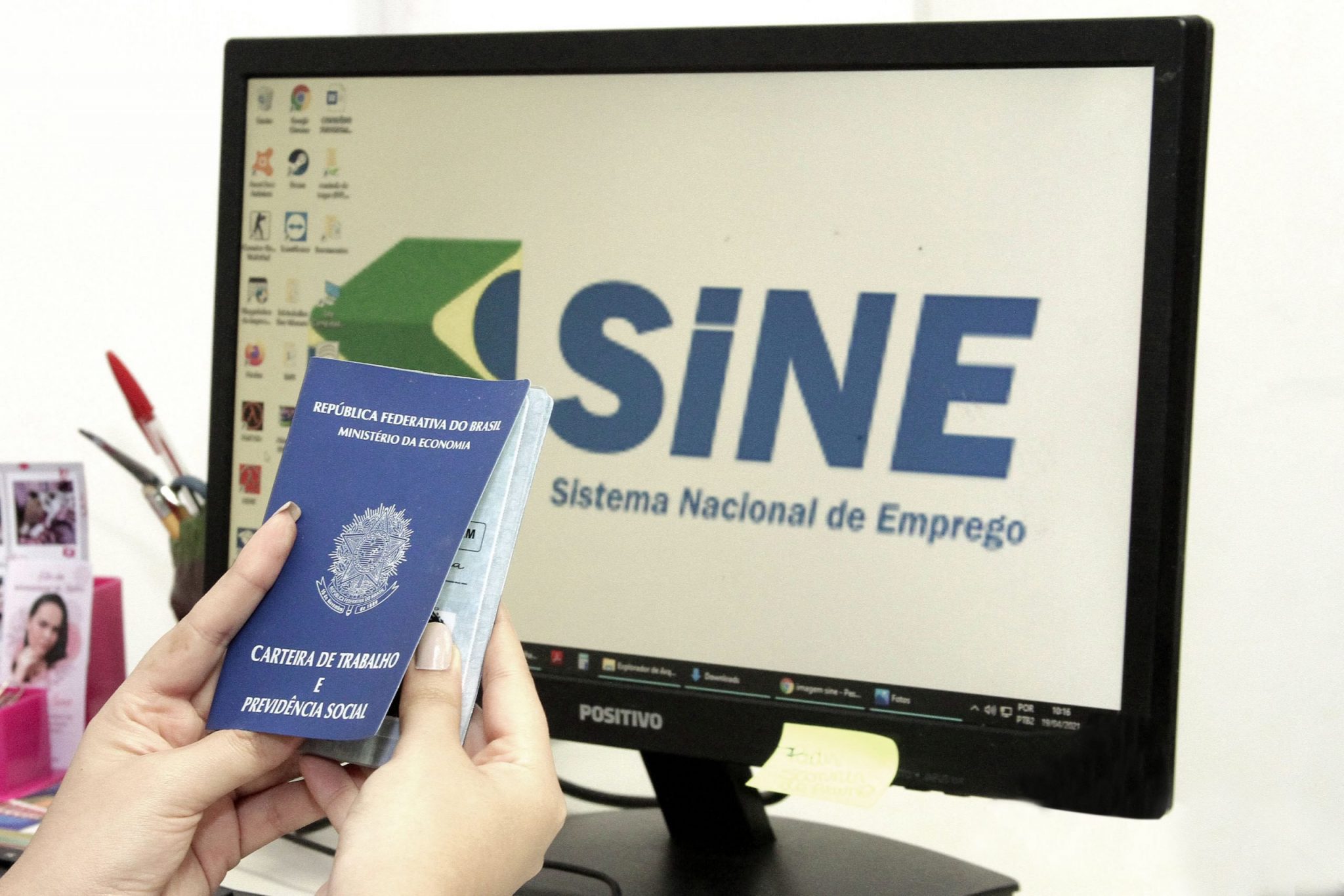 No destaque, a lista traz 45 vagas para pedreiro, outras 44 para carpinteiro e mais 30 vagas para armador. Algumas colocações exigem experiência na área, outras não.